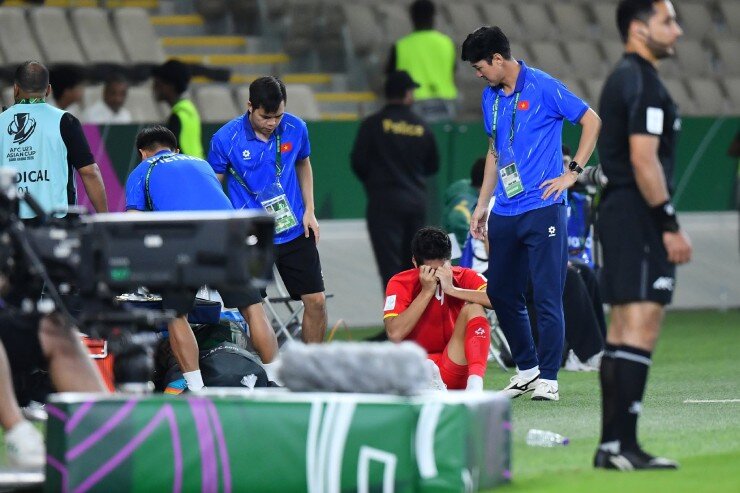Hiểu Minh không giấu nổi nỗi buồn vì phải rời sân từ sớm. Anh được đưa lên cáng và chuyển đến bệnh viện