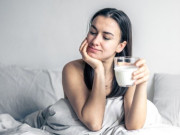 Sức khỏe - Thói quen uống sữa ấm trước khi ngủ có lợi hay có hại? Điều gì xảy ra nếu bạn uống một ly sữa mỗi đêm