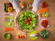 Sức khỏe - Tết nên ăn nhiều thịt hay nhiều rau, bất ngờ về tác động với sức khỏe của người ăn rau và thịt thường xuyên?