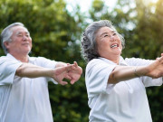 Sức khỏe - 6 bài tập giữ thăng bằng người cao tuổi nên thực hiện hằng ngày để phòng ngừa té ngã