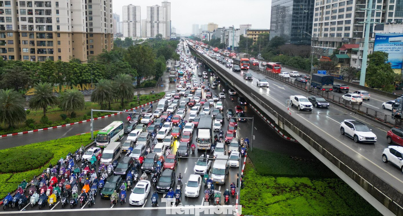 Sáng đầu tuần mưa rét, người Hà Nội amp;#34;chôn chânamp;#34; trên nhiều tuyến đường - 1