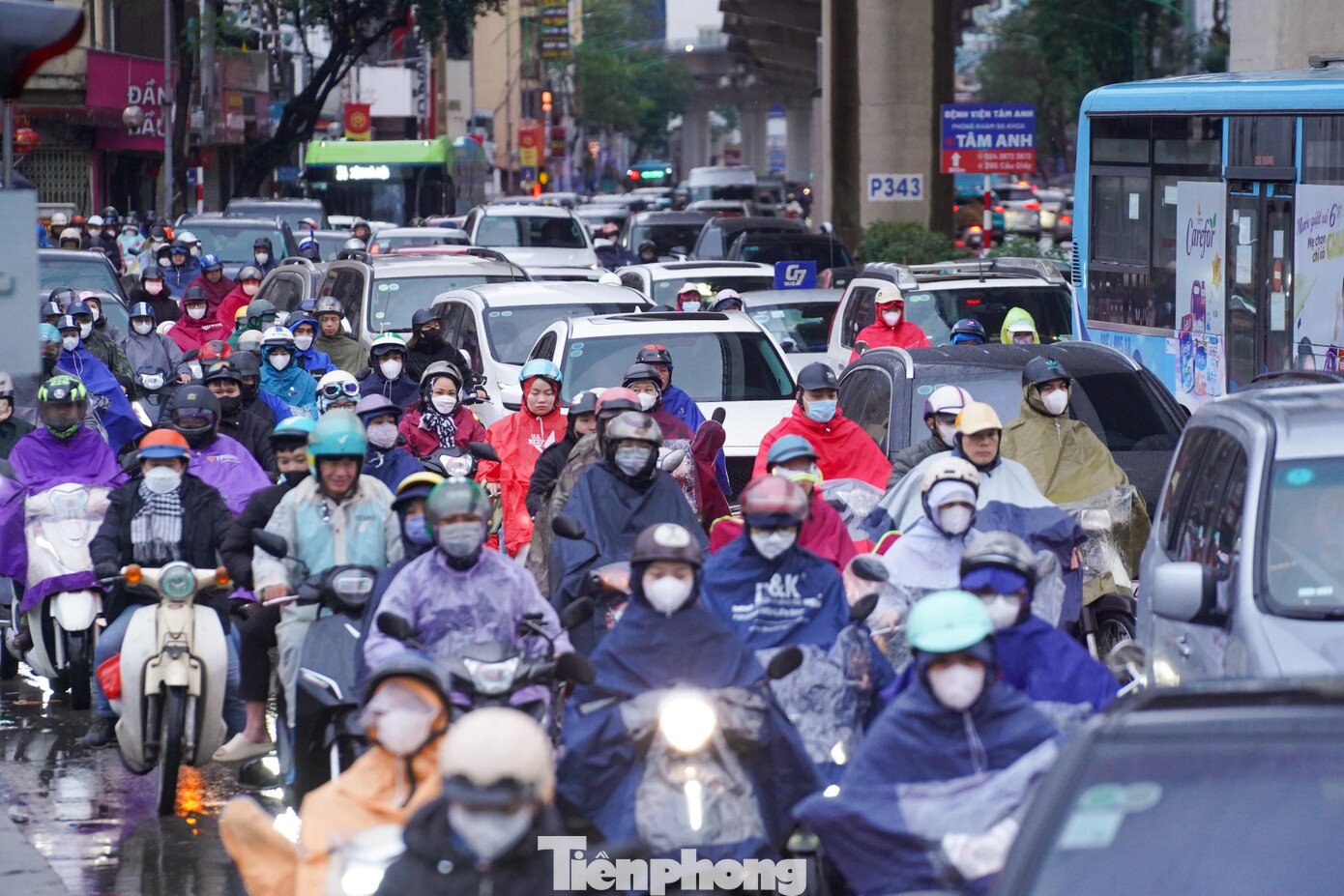 Sáng đầu tuần mưa rét, người Hà Nội amp;#34;chôn chânamp;#34; trên nhiều tuyến đường - 2