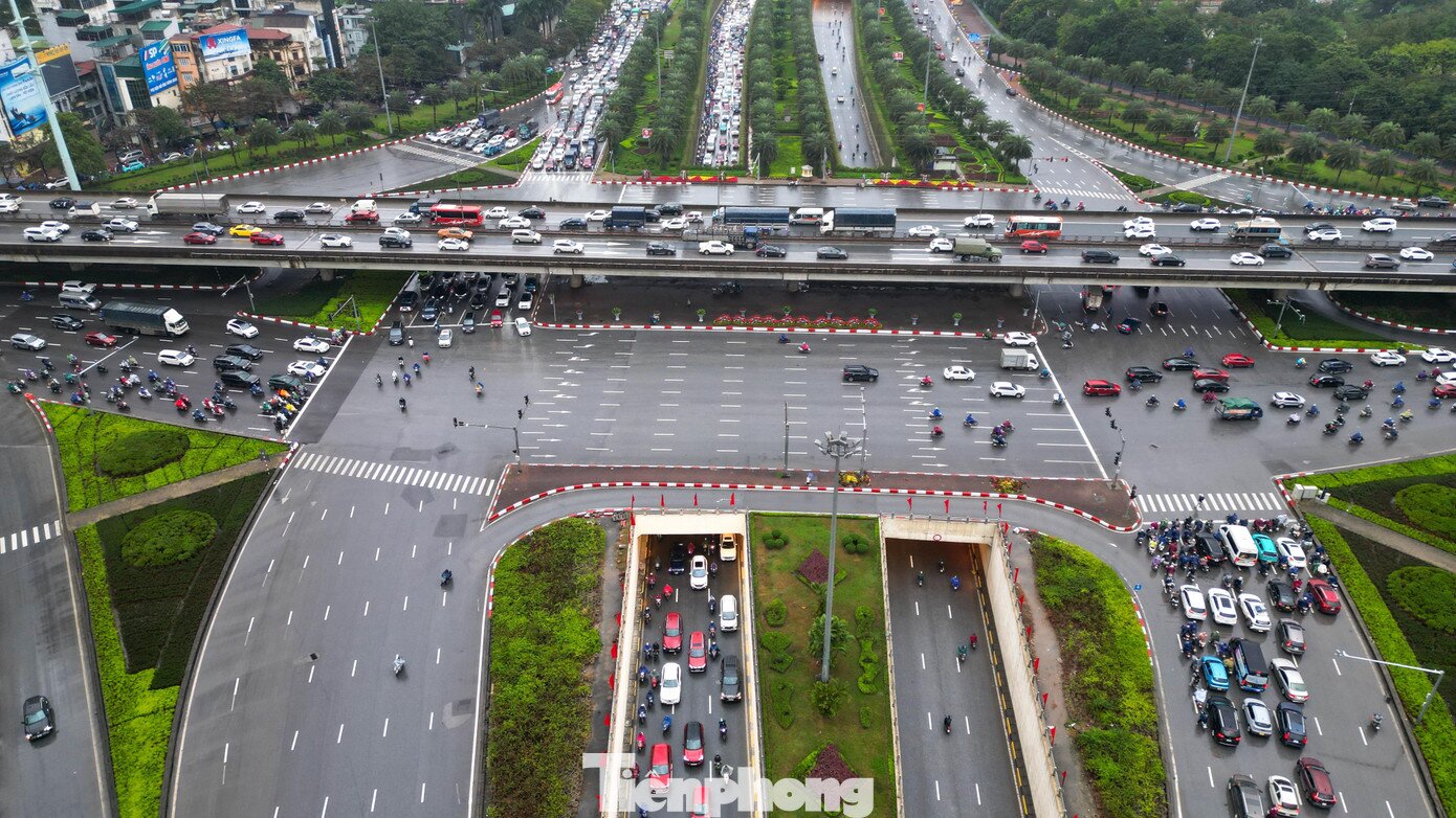 Sáng đầu tuần mưa rét, người Hà Nội amp;#34;chôn chânamp;#34; trên nhiều tuyến đường - 3