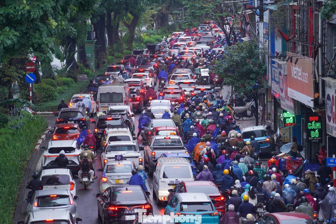 VIDEO: Mưa rét cận Tết, giao thông chôn chân trong giờ cao điểm.