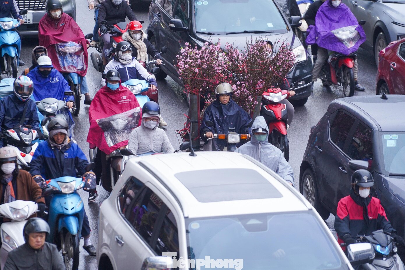 Sáng đầu tuần mưa rét, người Hà Nội amp;#34;chôn chânamp;#34; trên nhiều tuyến đường - 6