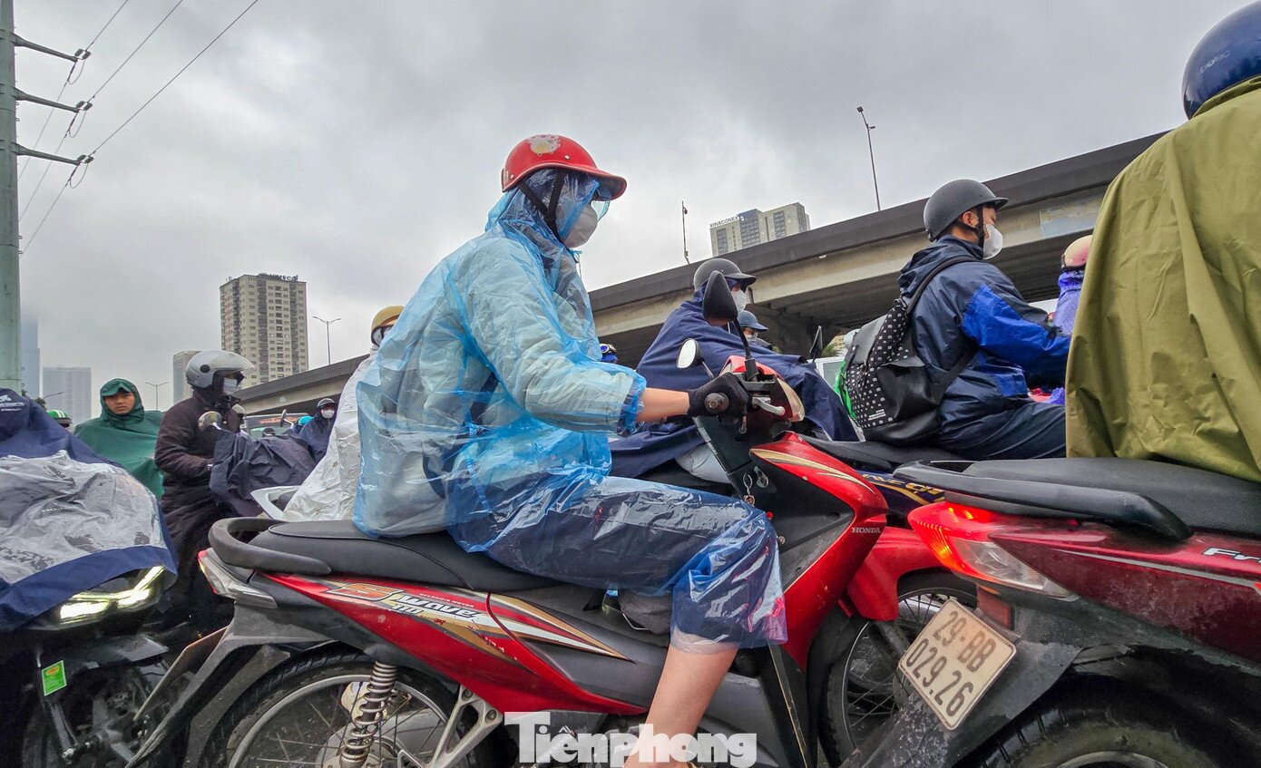 Sáng đầu tuần mưa rét, người Hà Nội amp;#34;chôn chânamp;#34; trên nhiều tuyến đường - 9