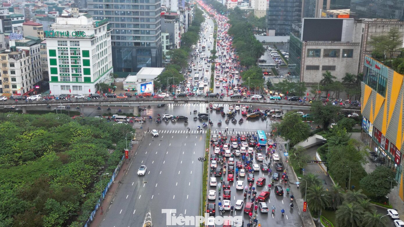 Sáng đầu tuần mưa rét, người Hà Nội amp;#34;chôn chânamp;#34; trên nhiều tuyến đường - 10