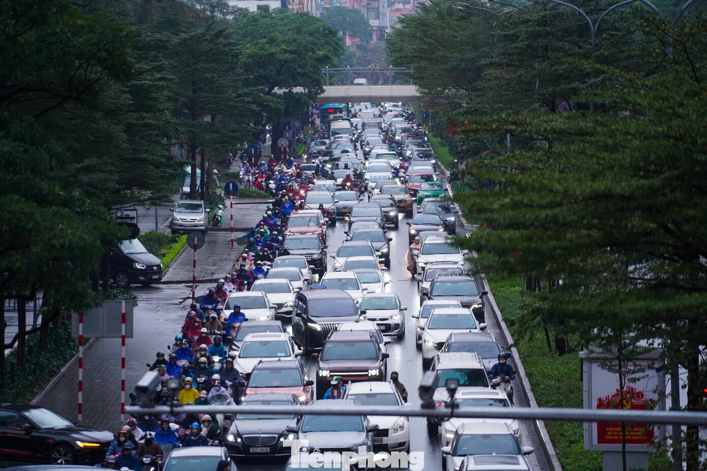 Sáng đầu tuần mưa rét, người Hà Nội amp;#34;chôn chânamp;#34; trên nhiều tuyến đường - 11