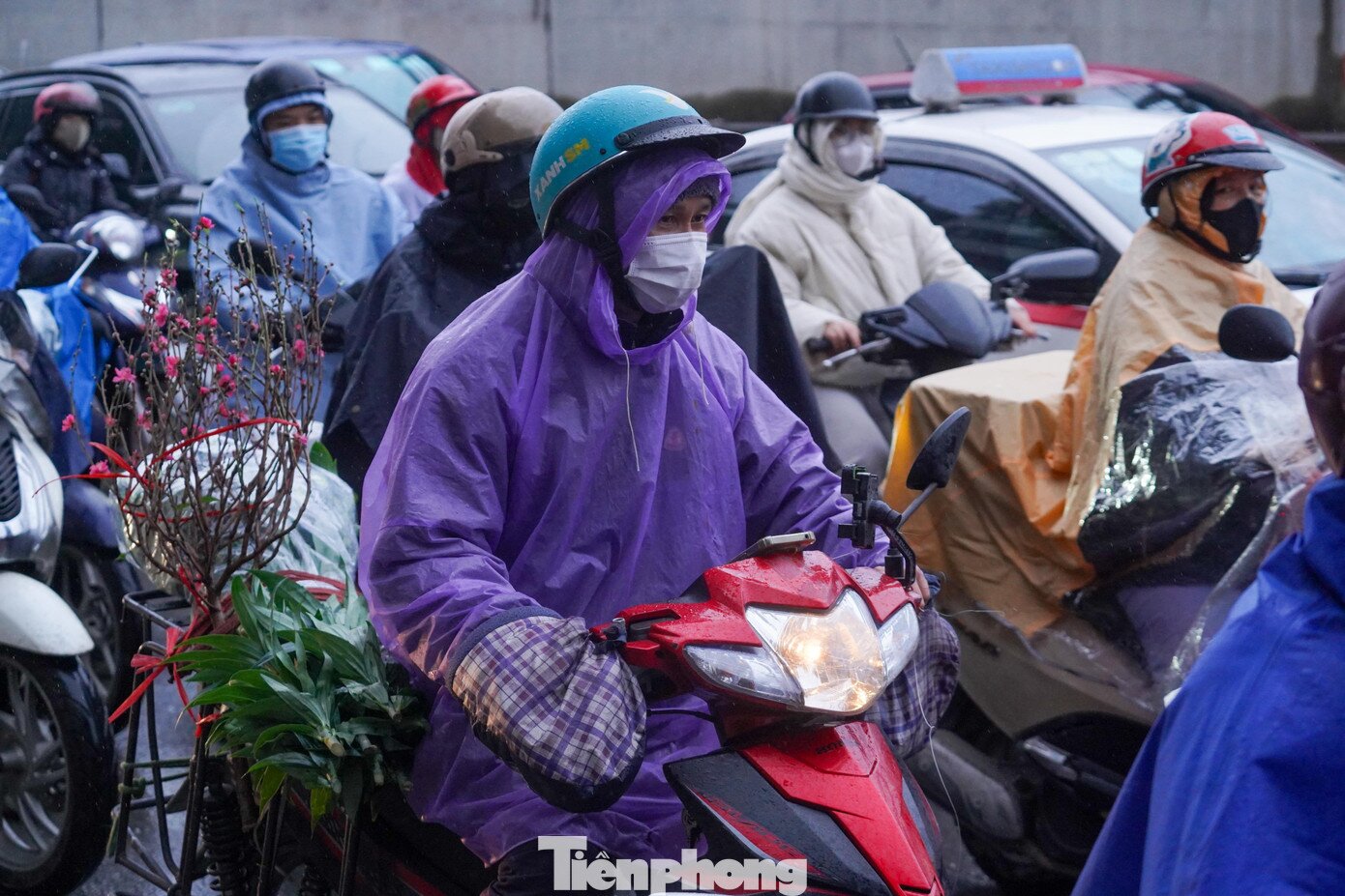 Sáng đầu tuần mưa rét, người Hà Nội amp;#34;chôn chânamp;#34; trên nhiều tuyến đường - 13