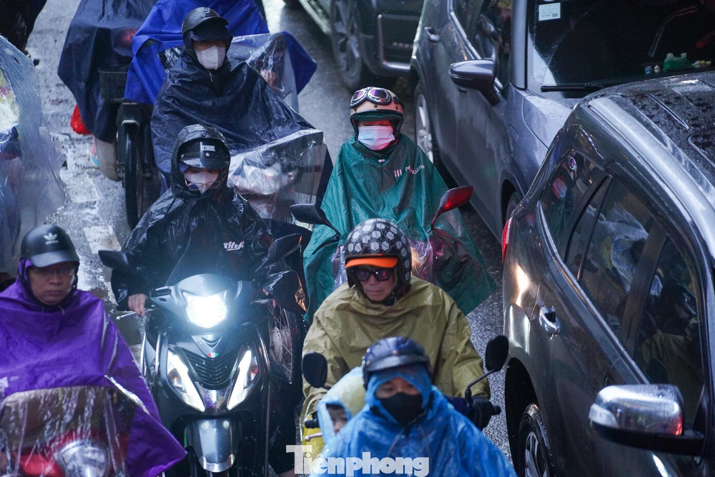 Sáng đầu tuần mưa rét, người Hà Nội amp;#34;chôn chânamp;#34; trên nhiều tuyến đường - 14