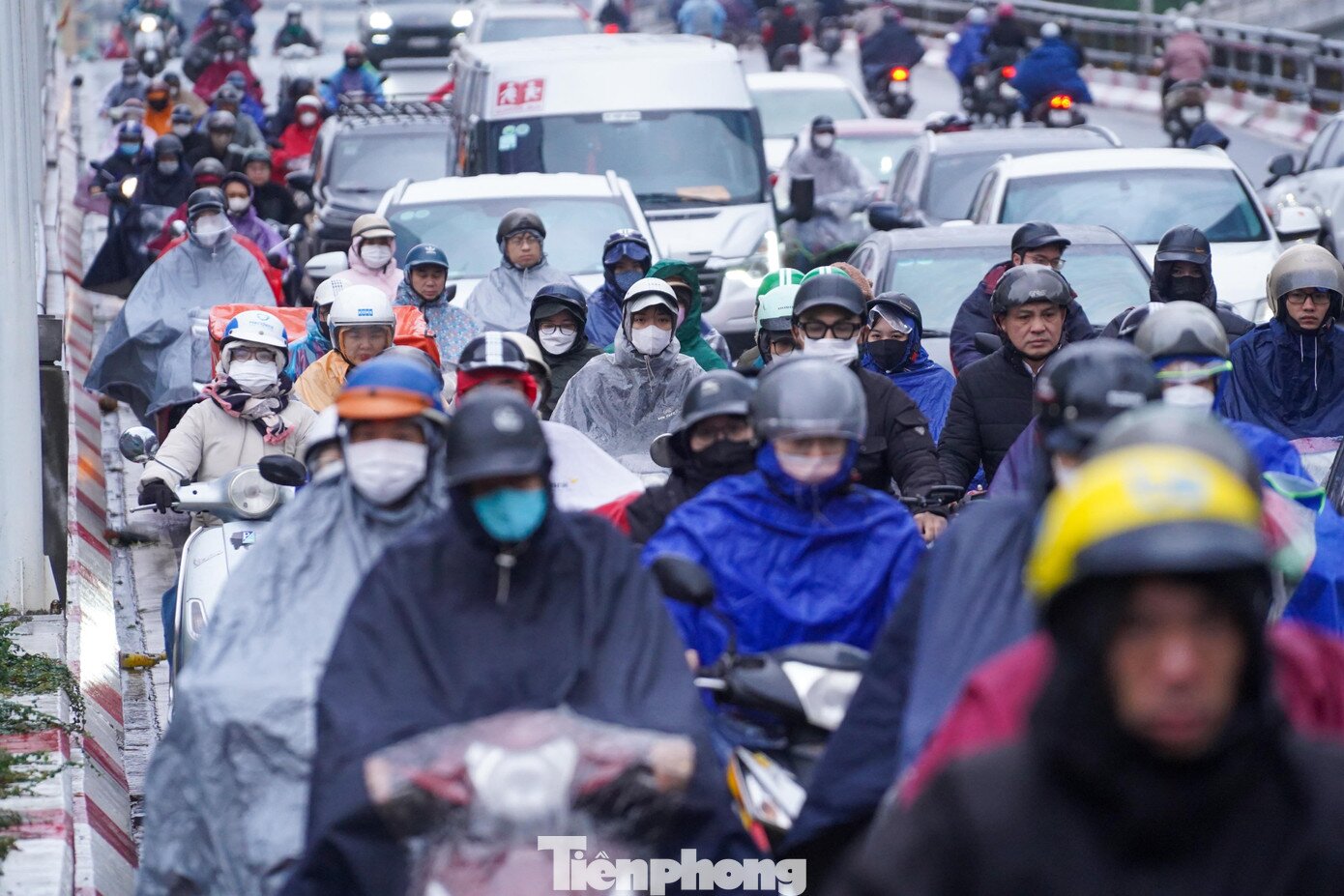 Sáng đầu tuần mưa rét, người Hà Nội amp;#34;chôn chânamp;#34; trên nhiều tuyến đường - 16