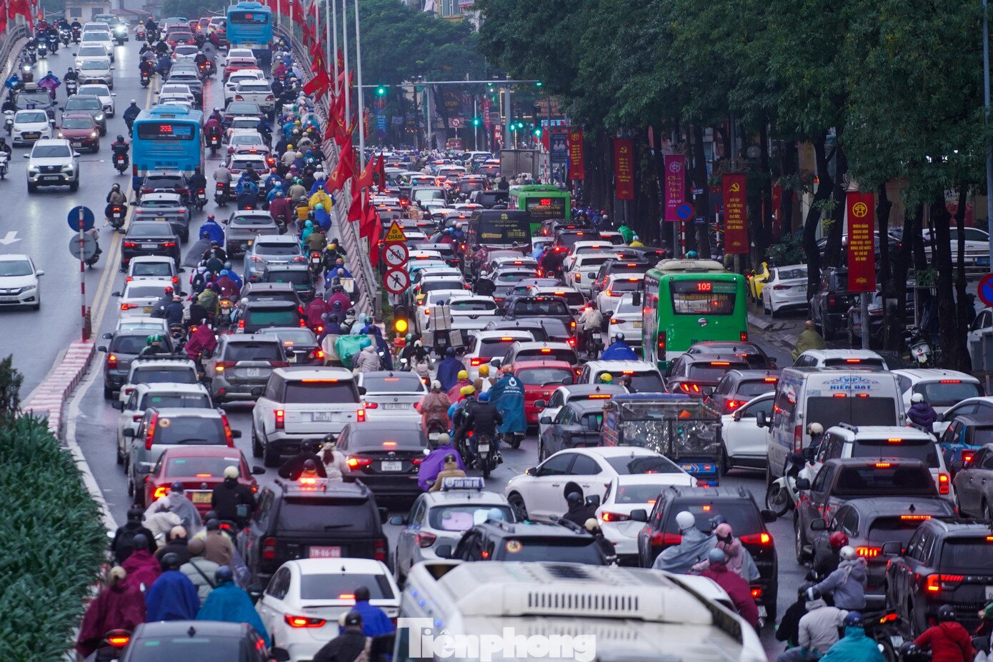 Sáng đầu tuần mưa rét, người Hà Nội amp;#34;chôn chânamp;#34; trên nhiều tuyến đường - 4