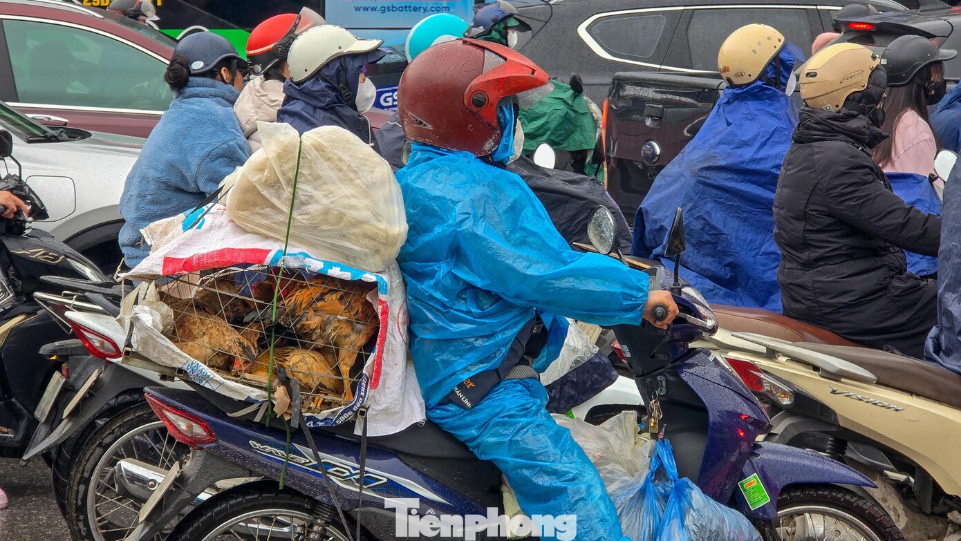 Sáng đầu tuần mưa rét, người Hà Nội amp;#34;chôn chânamp;#34; trên nhiều tuyến đường - 7