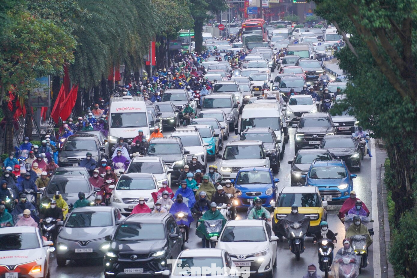 Sáng đầu tuần mưa rét, người Hà Nội amp;#34;chôn chânamp;#34; trên nhiều tuyến đường - 12