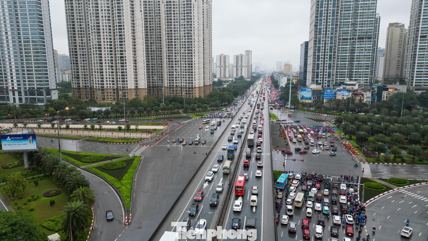 Sáng đầu tuần mưa rét, người Hà Nội amp;#34;chôn chânamp;#34; trên nhiều tuyến đường - 15