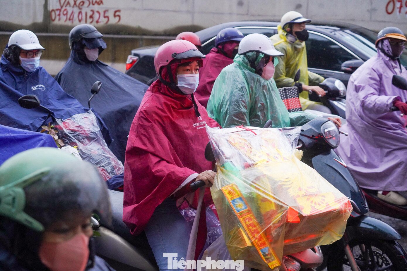 Sáng đầu tuần mưa rét, người Hà Nội amp;#34;chôn chânamp;#34; trên nhiều tuyến đường - 8
