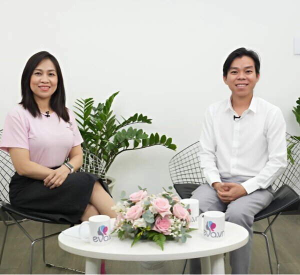 Thạc sĩ Lê Minh Huân (bên phải) và chị Oanh (bên trái) trong chương trình Eva Chatting.