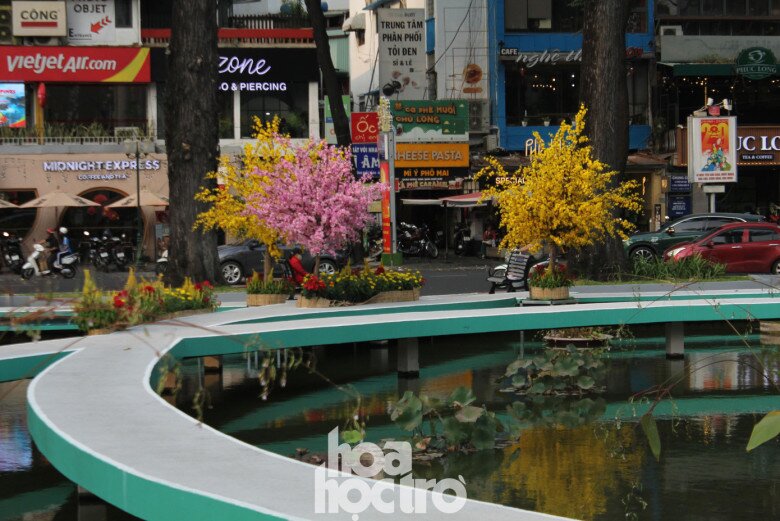 Hai bên Hồ Con Rùa đậm mảng xanh tươi.