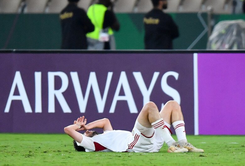 Kết thúc 120 phút trận đấu với chiến thắng 3-2 cho U23 Việt Nam, các cầu thủ U23 UAE đổ gục xuống sân vận động Prince Abdullah Al Faisal (Jeddah, Saudi Arabia).