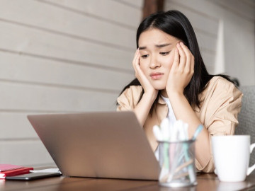 Sức khỏe - Gặp áp lực về doanh số, báo cáo hằng ngày khiến cô gái trẻ gục ngã dịp cuối năm, phải nhập viện tâm thần