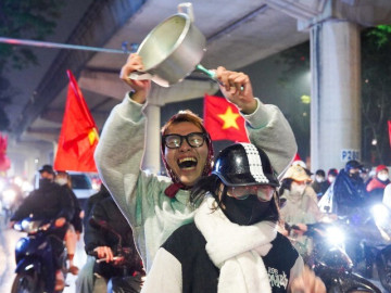 Tin tức - Người hâm mộ Hà Nội xuyên đêm "đi bão" mừng U23 Việt Nam giành HCĐ châu Á