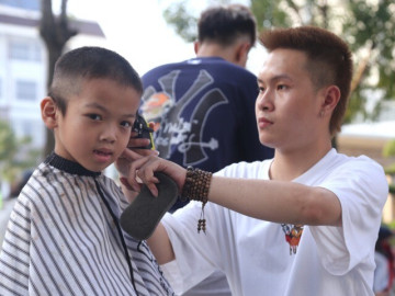 Tiệm cắt tóc 0 đồng của nhóm bạn trẻ