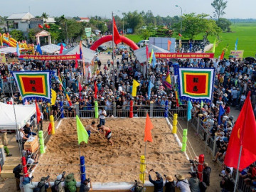 Video hàng nghìn người vây kín sới vật xem trai tráng "lấm lưng, trắng bụng"