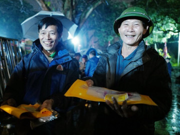 Hàng nghìn người đội mưa đêm chờ khai ấn Đền Trần 2026