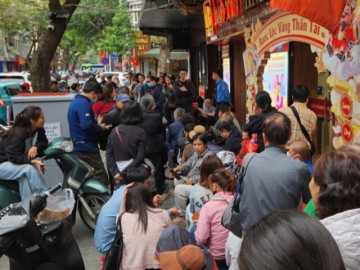 Giá vàng hôm nay mới nhất (3/3) bất ngờ giảm mạnh: Người mua đông nghịt, nhà vàng bán nhỏ giọt