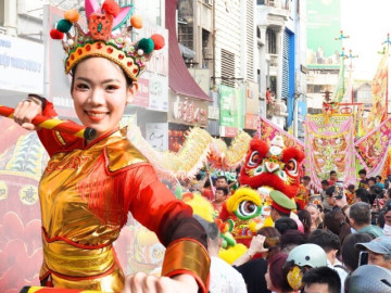 Hàng nghìn người dân ở TP.HCM xuống phố chào đón Bát Tiên, tiên nữ “giáng trần” trong ngày Rằm tháng Giêng