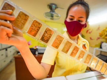 Giá vàng hôm nay mới nhất (8/3) 185 triệu đồng/lượng: Người mua đội mưa xếp hàng, nhà vàng lại dừng bán