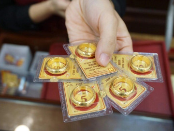 Giá vàng rung lắc mạnh