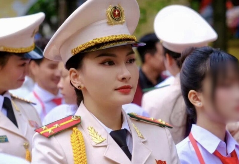 Sinh con sớm và làm mẹ, khiến cho nhiều phụ nữ phải đánh đổi sự nghiệp đang rất phát triển. Thế nhưng, bảo có hối hận không, nhiều bà mẹ đều lắc đầu vì với họ mọi hy sinh đều sẽ được đền đáp xứng đáng.