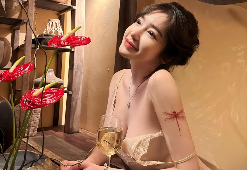 Một mình nuôi dạy 2 con đối với người mẹ đơn thân không phải chuyện dễ dàng,  dù vậy vẫn có những người mẹ khiến ai cũng ngỡ ngàng, vì chăm con vẫn biết cách chăm bản thân rất tốt.