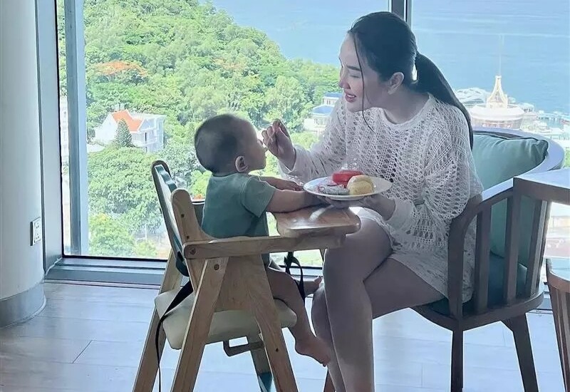 Sau khi trở thành mẹ, nhiều phụ nữ dù có sự nghiệp rất thành công, nhưng họ vẫn lựa chọn gác lại mọi thứ để tập trung toàn bộ sức lực, thời gian và tình yêu thương cho đứa con bé bỏng của mình.