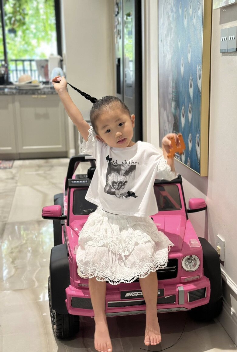16 tháng tuổi nói tiếng Anh vanh vách, con gái MC nổi tiếng VTV giờ 3 tuổi chuẩn tiểu thư giỏi giang - 4