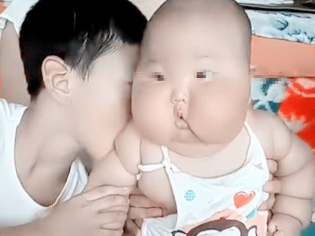 Đi làm xa gửi con về quê cho bà chăm sóc, 6 tháng sau mẹ dụi mắt mấy lần vẫn không nhận ra con gái xinh ngày nào