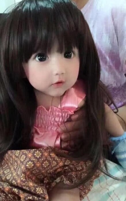 Bé gái được khen trông giống amp;#34;ma-nơ-canhamp;#34; vì quá xinh đẹp, mẹ đứa trẻ đăng bức ảnh gia đình nhiều người mới vỡ lẽ - 1