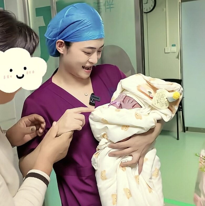 Bé sơ sinh vừa chào đời được bác sĩ bế ra ngoài gặp gia đình, đứa trẻ liên tục lấy tay che mặt - 3