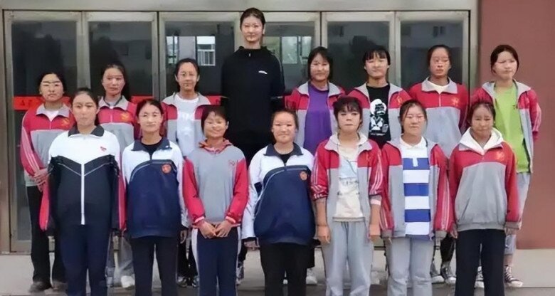 Bố mẹ chiều cao bình thường nhưng sinh con gái cao 2,2m, rất xinh đẹp, cứ ra đường là gia đình lo lắng - 3