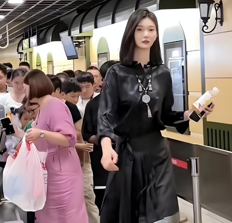 Bố mẹ chiều cao bình thường nhưng sinh con gái cao 2,2m, rất xinh đẹp, cứ ra đường là gia đình lo lắng - 1