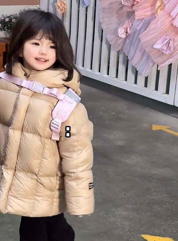 Bức ảnh chụp bé gái trước cổng trường tiểu học “gây sốt” cõi mạng vì quá xinh, nhìn sang người mẹ mới bất ngờ - 1