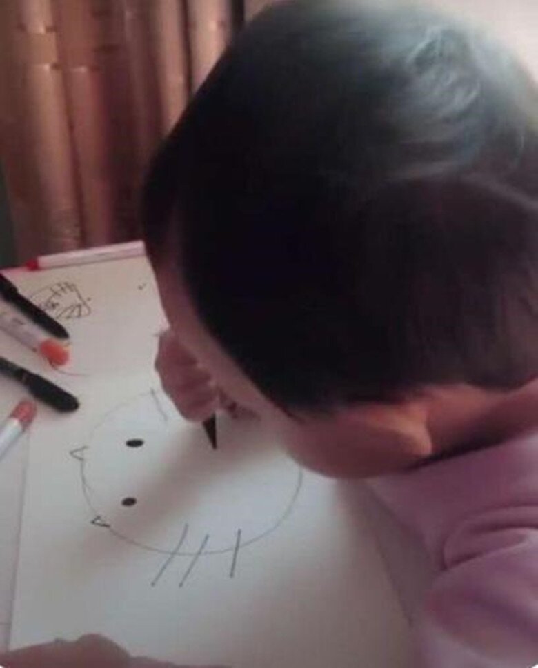 Bức vẽ nguệch ngoạc của bé gái 3 tuổi gây sốt cõi mạng, phụ huynh dụi mắt mấy lần khi thấy nội dung khó tin - 3