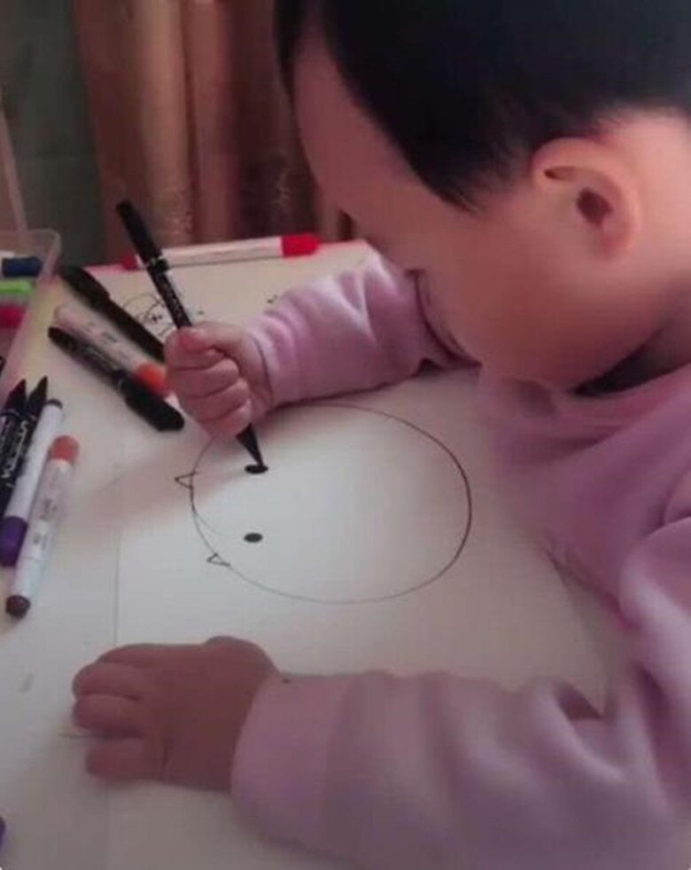 Bức vẽ nguệch ngoạc của bé gái 3 tuổi gây sốt cõi mạng, phụ huynh dụi mắt mấy lần khi thấy nội dung khó tin - 1
