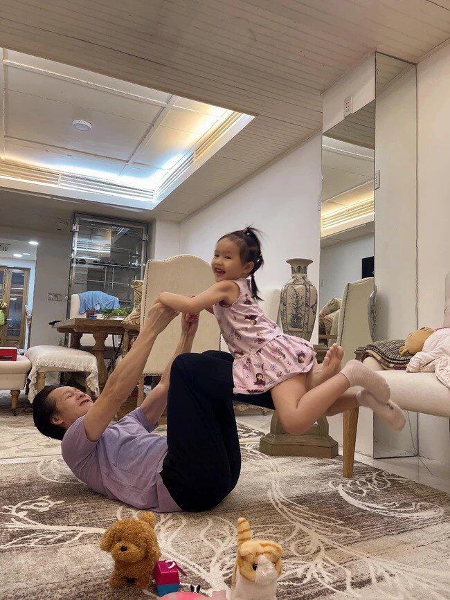 Có con với đại gia hơn 25 tuổi, mỹ nhân Cà Mau được hưởng tài sản trăm tỷ, chồng tự chăm con đến Đại học - 5