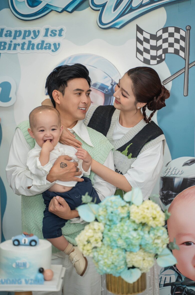 Có quý tử với hotgirl kém 17 tuổi, Hồ Quang Hiếu làm tiệc thôi nôi hoành tráng trong penthouse 23 tỷ - 4