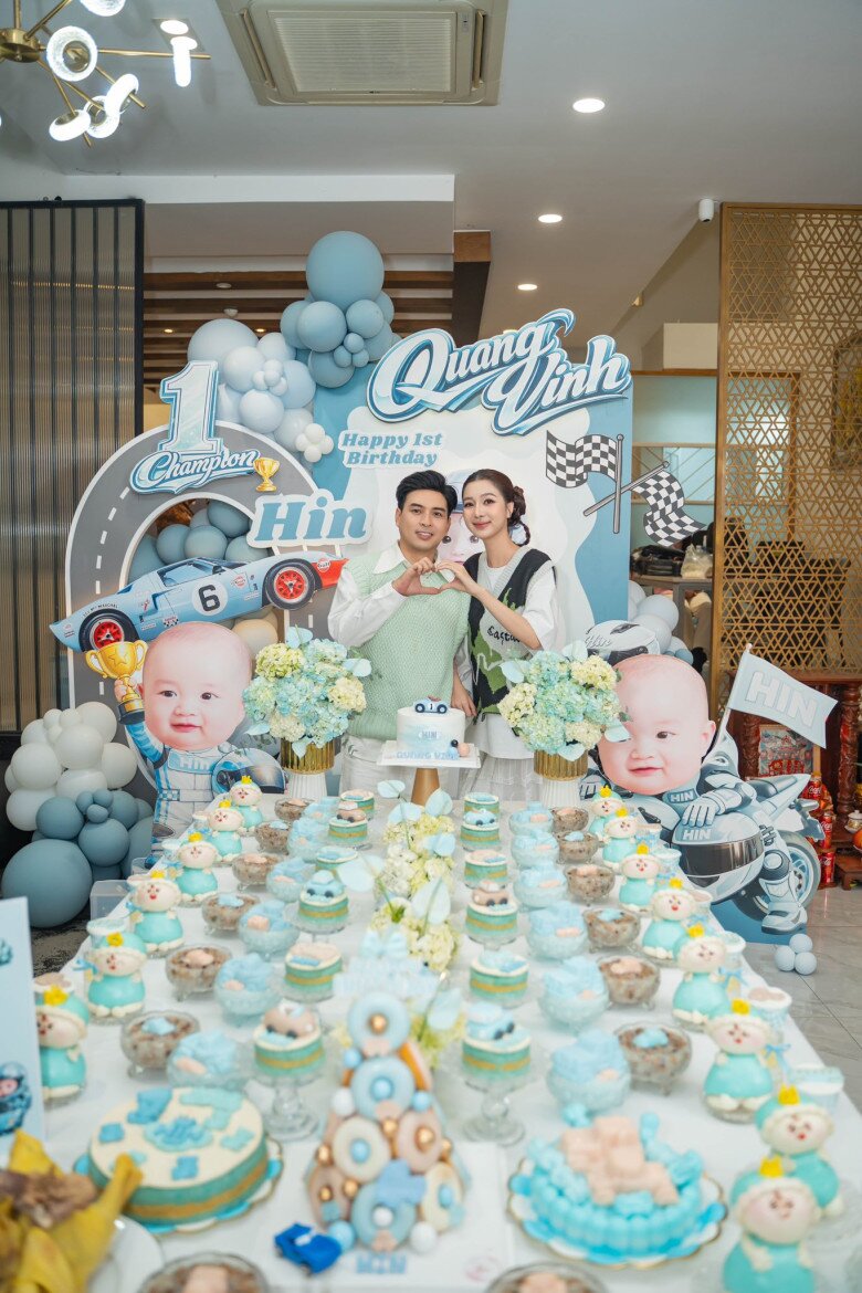 Bữa tiệc được tổ chức tại căn biệt thự 23 tỷ của cặp vợ chồng.