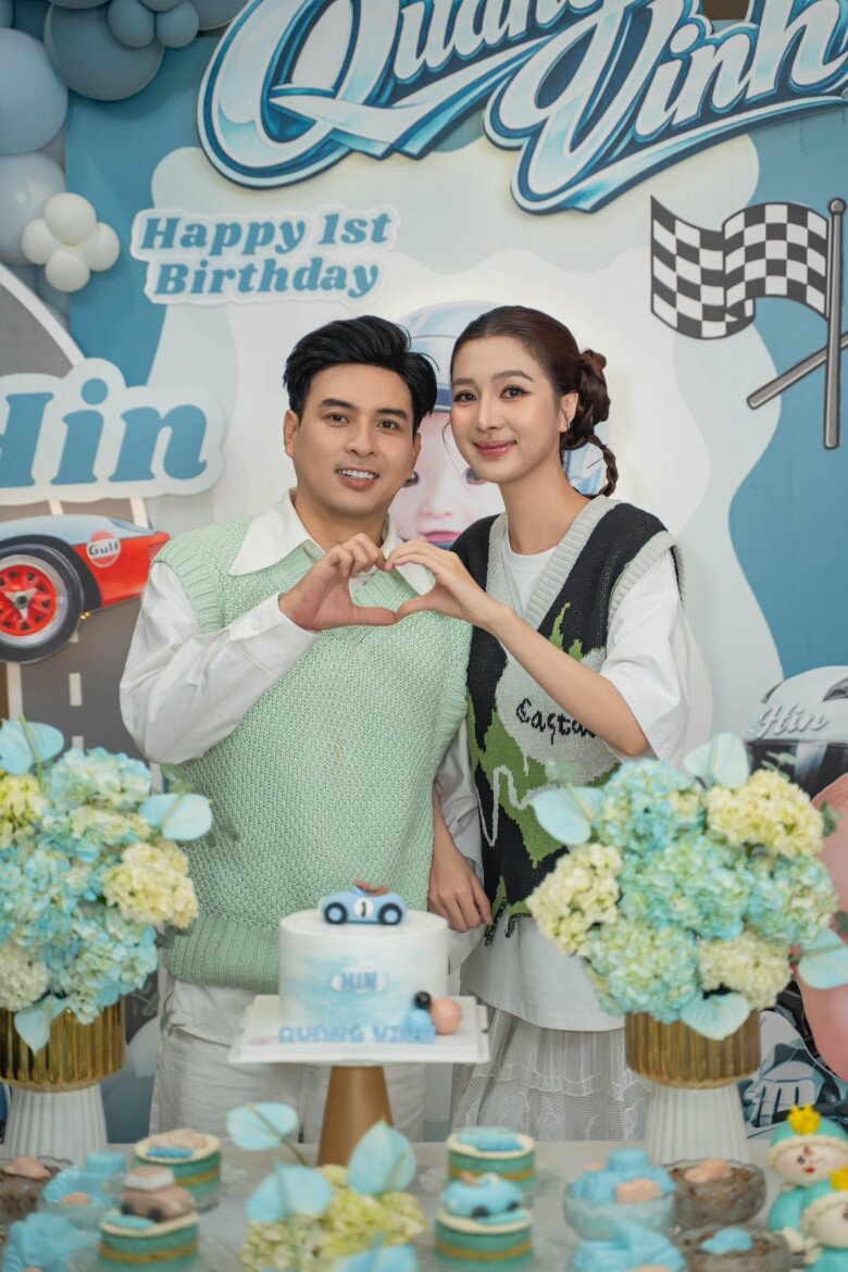 Có quý tử với hotgirl kém 17 tuổi, Hồ Quang Hiếu làm tiệc thôi nôi hoành tráng trong penthouse 23 tỷ - 5