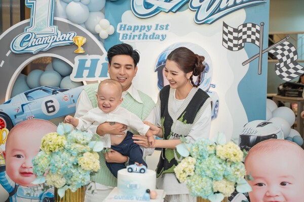 Hồ Quang Hiếu và vợ trẻ tổ chức tiệc thôi nôi cho quý tử đầu lòng.