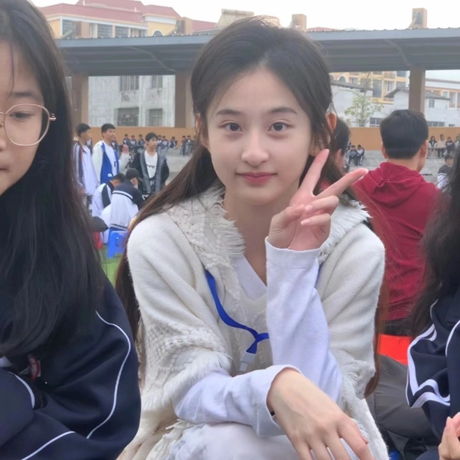 Cô giáo cấp 2 “gây sốt” vì quá xinh, phụ huynh chụp hình cô đăng lên mạng, nhiều người bày tỏ lo lắng - 1